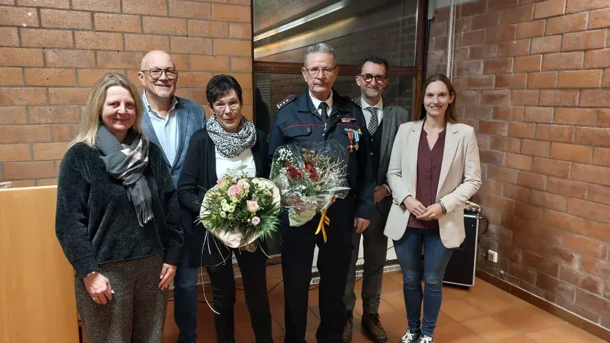 Innenminister Reinhold Jost überreicht Roland Kircher Bundesverdienstkreuz