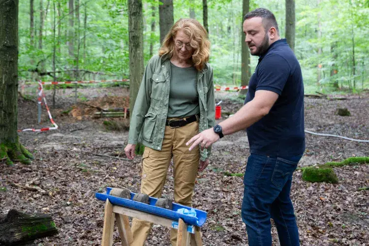 Ministerin Berg bei der Bodenzustandserhebung Wald mit dem LUA im Sommer 2024