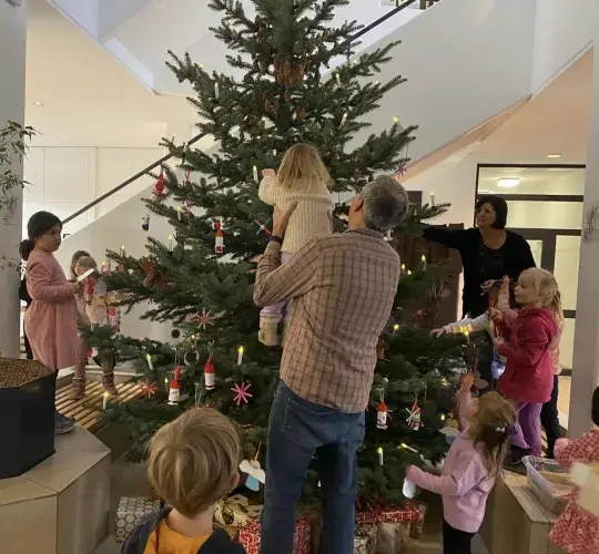 Kinder vor einem Weihnachtbaum