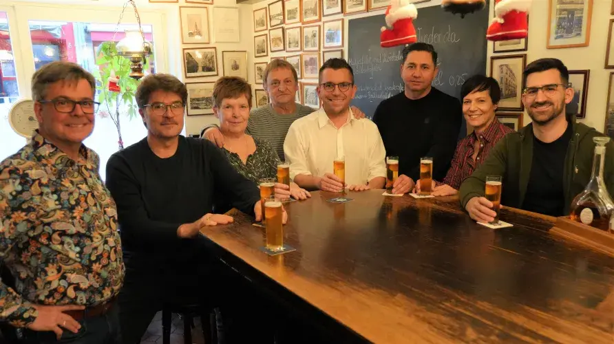 v.l.: Wirtschaftsförderer Thomas Jacob, Beigeordneter Gerald Purucker, die aktuellen Lokalbetreiber Herta und Steffen, Oberbürgermeister Marc Speicher, Hauseigentümer Bayram Kaya sowie Citymanagerin Kirsten Cortez de Lobao und Bürgermeister Carsten Quirin.   