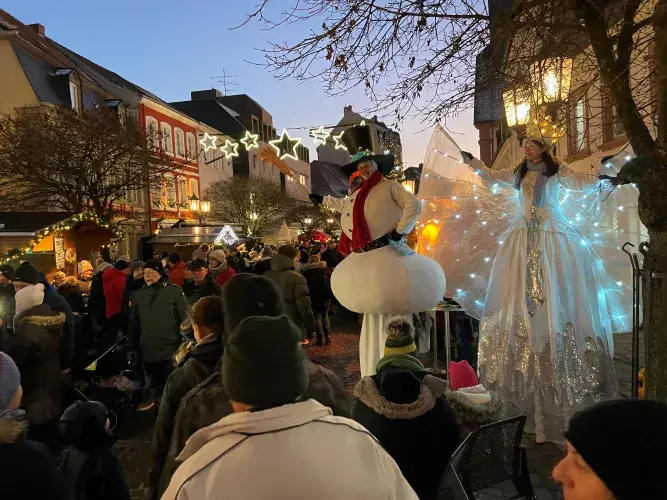 Die Stelzenläufer werden auch in diesem Jahr auf dem St. Ingberter Weihnachtsmarkt zu finden sein.   