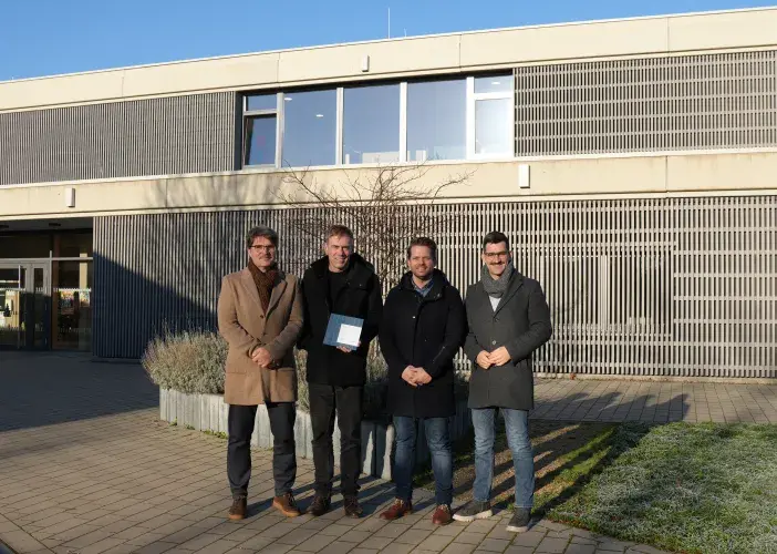 vl.: Beigeordneter Gerald Purucker, Architekt Max Munkel, Alexander Guß (Amtsleiter Amt für Familien, Soziales, Schulen und Sport) und Bürgermeister Carsten Quirin   
