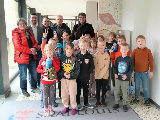 Alle sind happy! Die Kinder der Grund- und Ganztagsschule Vogelsang freuen sich über den Trinkwasserspender. 