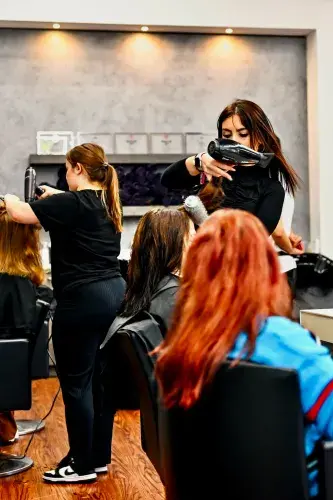 Im Rahmen der Aktion "Feel Better" haben sieben Klientinnen und Klienten des Jobcenters Saarlouis einen neuen Haarschnitt erhalten.