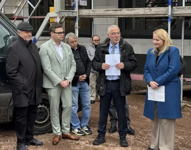 Mitglieder des Gemeinderates mit Bürgermeister Klaus Häusle, und Ministerin für Bildung und Kultur des Saarlandes, Christine Streichert-Clivot 