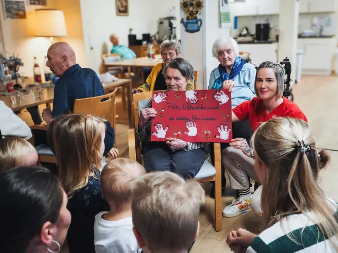 Groß und Klein stimmen sich gemeinsam auf Weihnachten ein