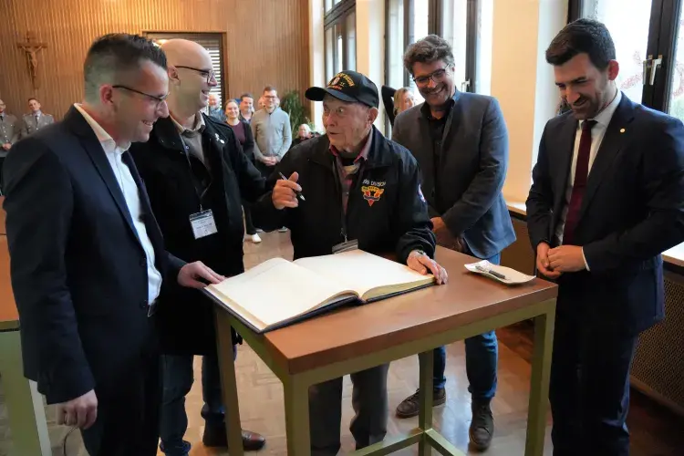 Ceo Bauer mit seinem Begleiter im Kreise der Verwaltungsspitze von Saarlouis. 
