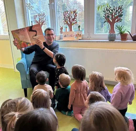 Oberbürgermeister Marc Speicher begeistert Kinder beim Vorlesetag