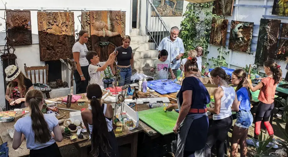 Sommer-Kunstworkshops bei der Arbeit