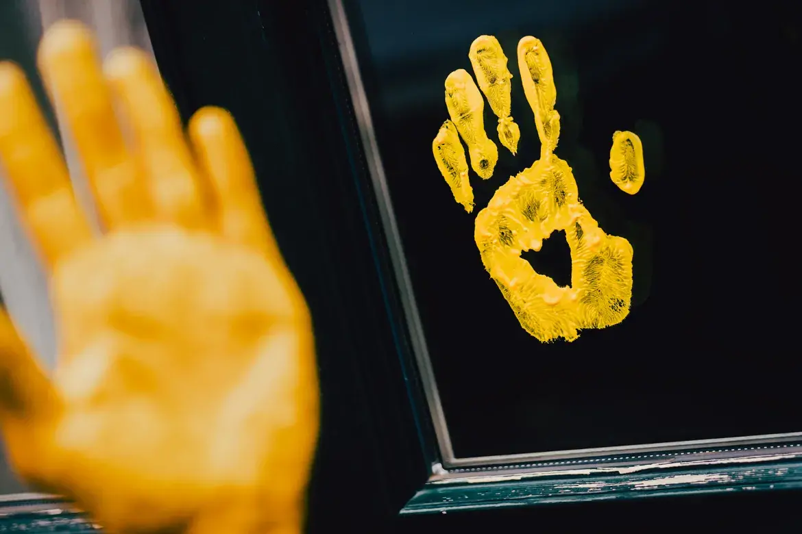 Gelbe Hand, hier mit Herz