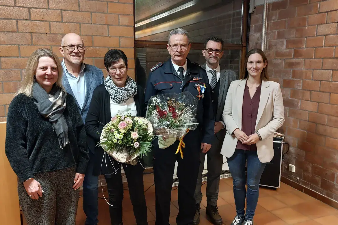 Innenminister Reinhold Jost überreicht Roland Kircher Bundesverdienstkreuz
