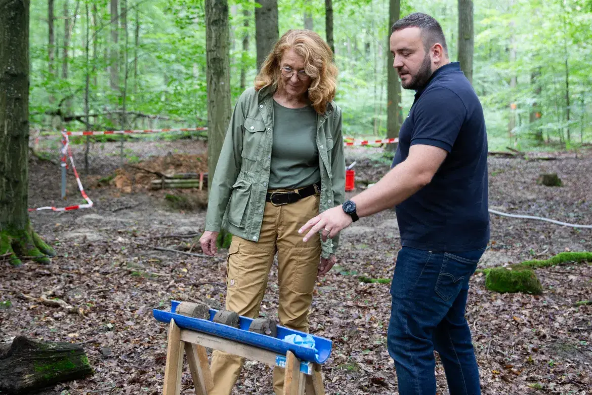 Ministerin Berg bei der Bodenzustandserhebung Wald mit dem LUA im Sommer 2024