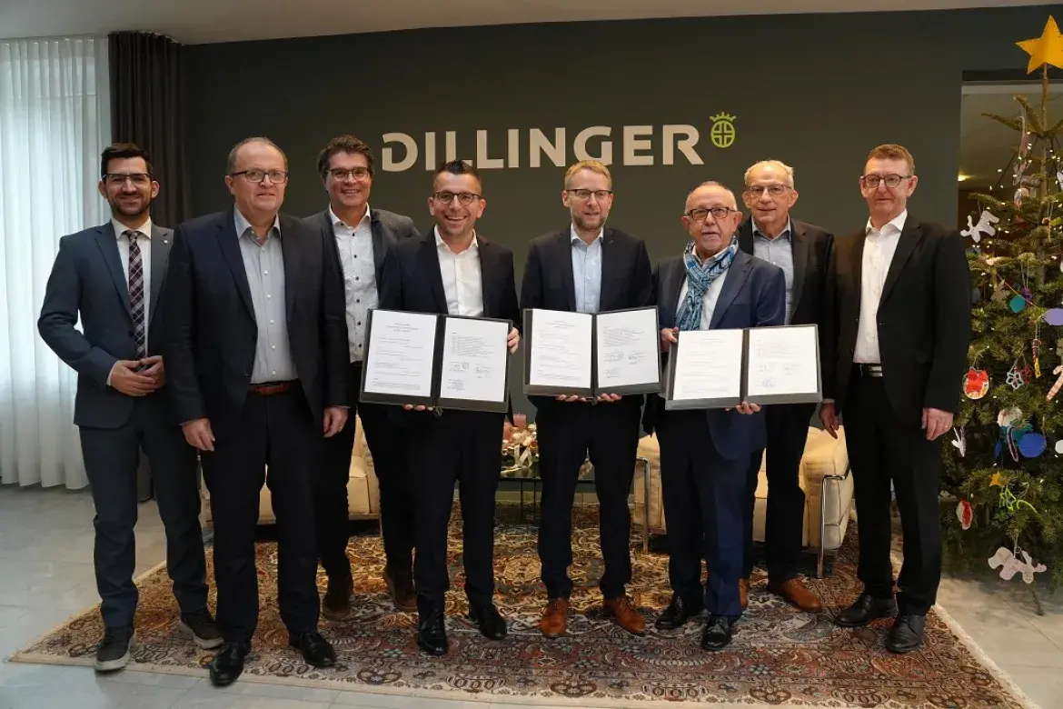 Unterzeichnung eines städtebaulichen Vertrages durch den Saarlouiser Oberbürgermeister Marc Speicher, den Dillinger Bürgermeister Franz-Josef Berg, Stefan Rauber, denVorstandsvorsitzender von Dillinger sowie Dr. Michael Bott von Dillinger
