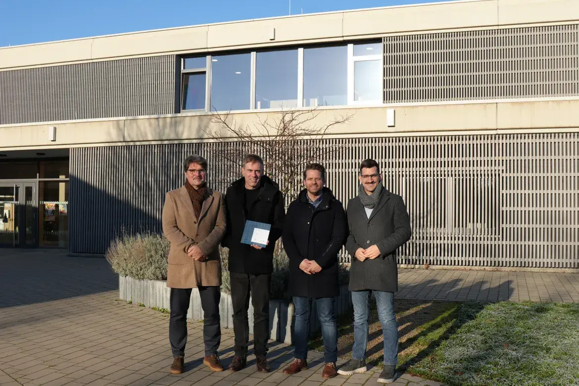 vl.: Beigeordneter Gerald Purucker, Architekt Max Munkel, Alexander Guß (Amtsleiter Amt für Familien, Soziales, Schulen und Sport) und Bürgermeister Carsten Quirin   