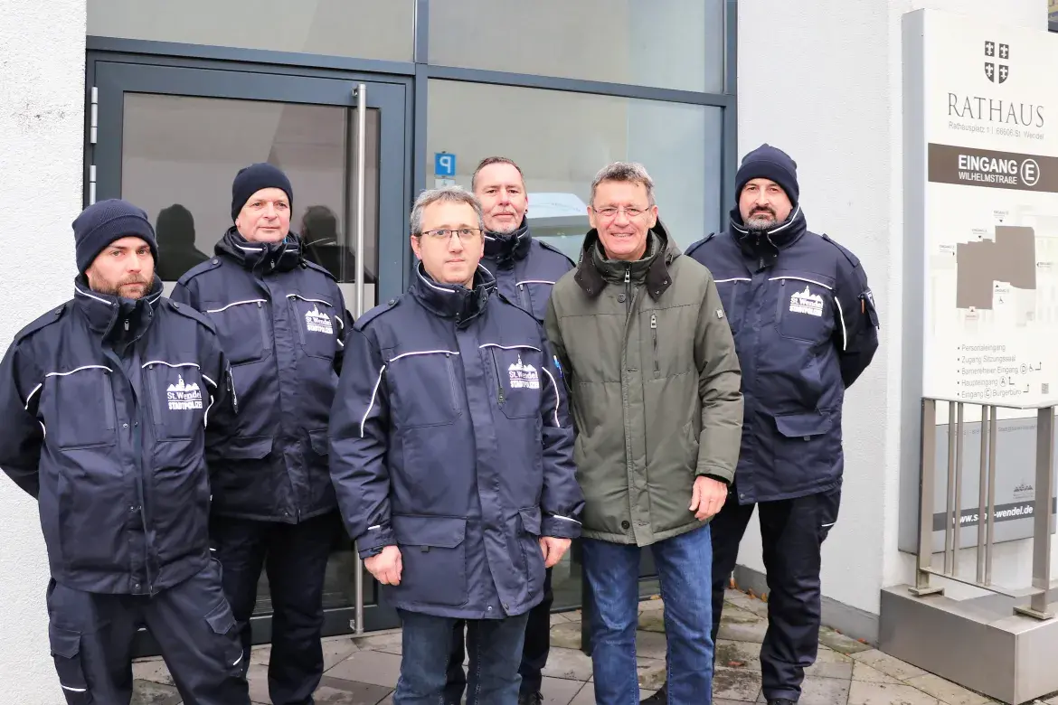 Bürgermeister Peter Klär (2.v.r.) mit dem Team der Stadtpolizei St. Wendel