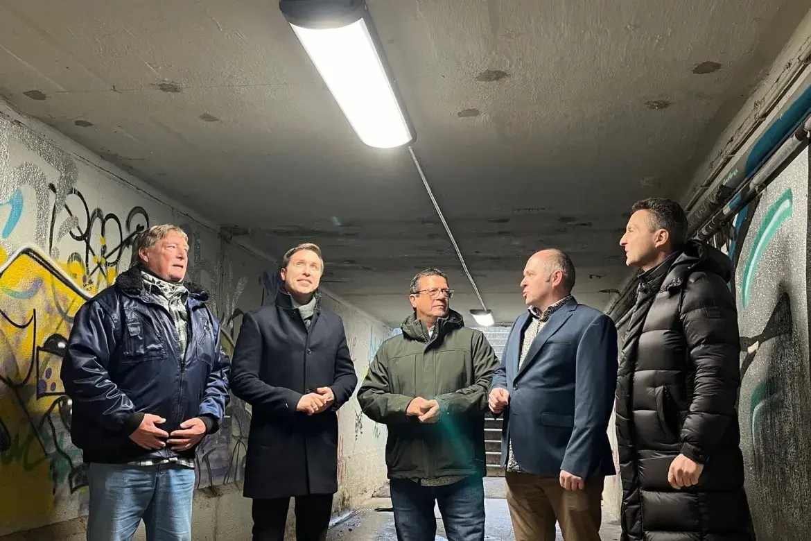 vrnl. Geschäftsführer Jürgen Bach und Reiner Grund (Biosphärenstadtwerke) erläutern die neue Beleuchtung Ortsvorsteher Martin Biedermann, Esra Limbacher MdB und Roland Weber