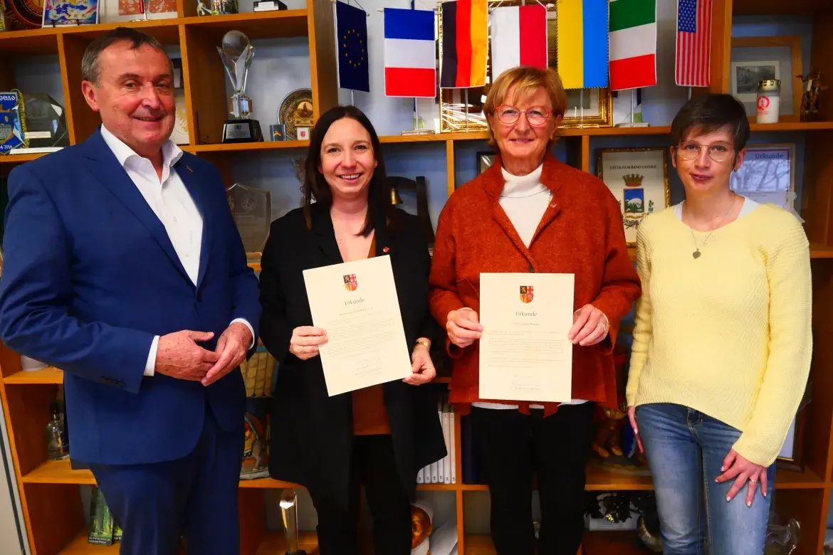 Bei der Spendenübergabe (v. l.): Landrat Dr. Theophil Gallo, Sandra Kern, Christa Baquet und Stephanie Lattuca.