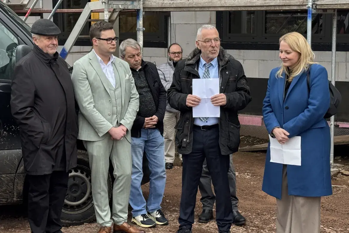 Mitglieder des Gemeinderates mit Bürgermeister Klaus Häusle, und Ministerin für Bildung und Kultur des Saarlandes, Christine Streichert-Clivot 
