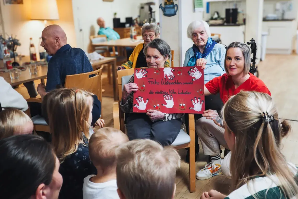 Groß und Klein stimmen sich gemeinsam auf Weihnachten ein
