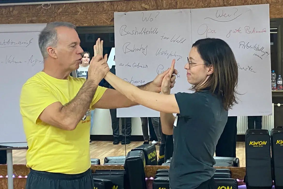 Sifu Martin Hoffmann mit einer Teilnehmerin beim Anwenden des Gelernten