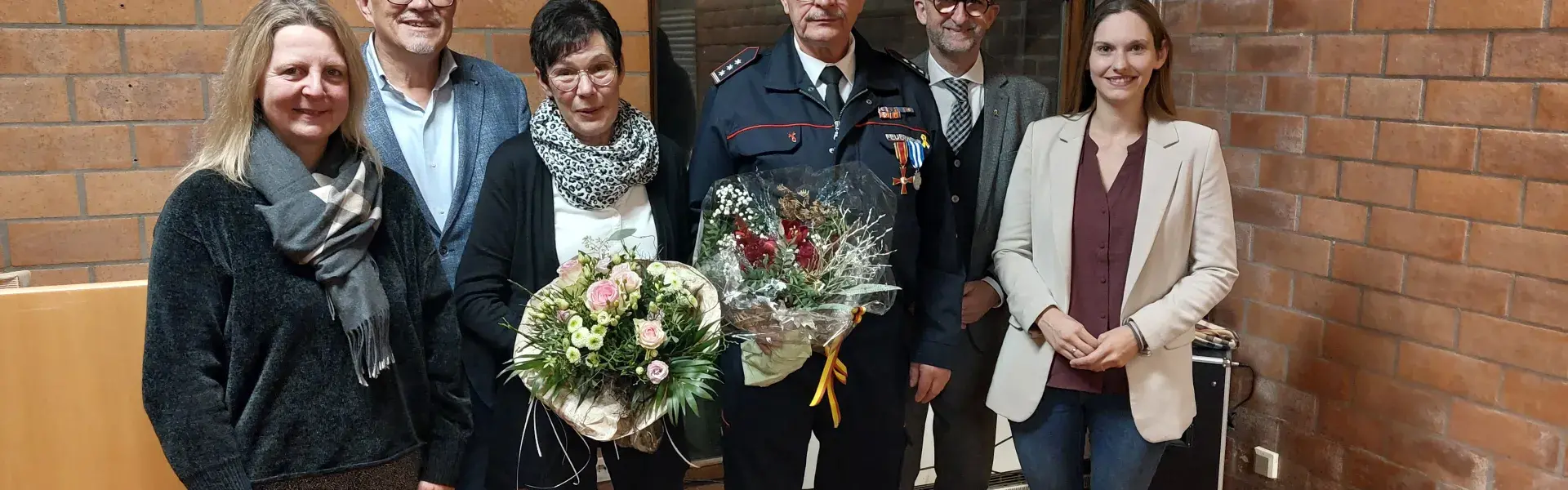 Innenminister Reinhold Jost überreicht Roland Kircher Bundesverdienstkreuz