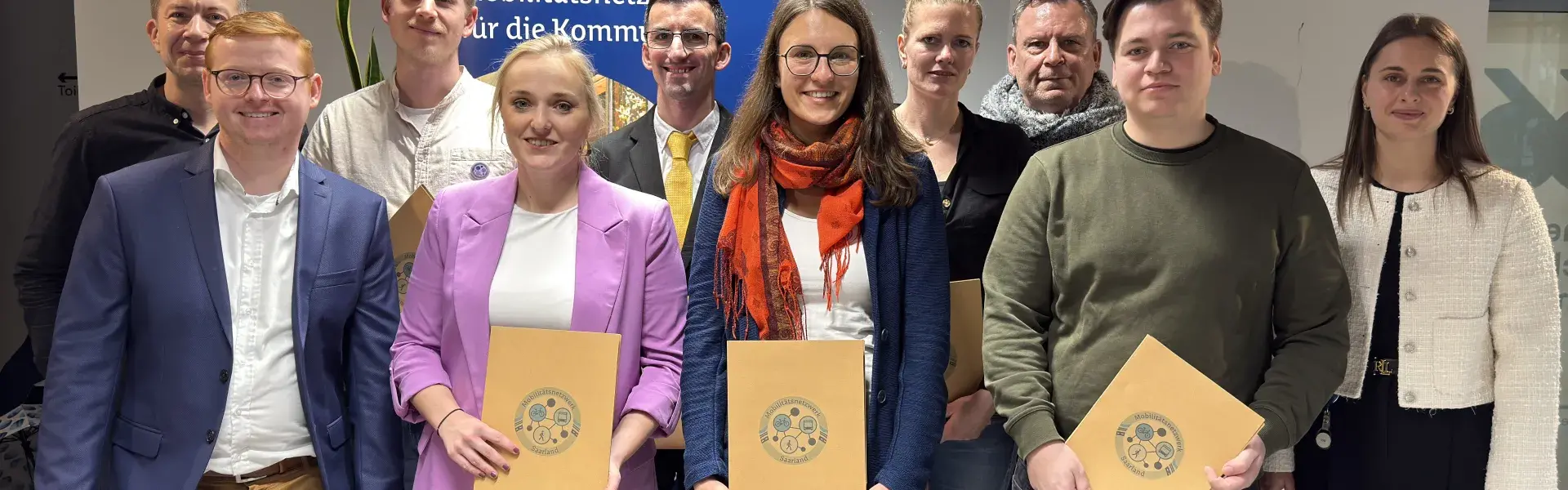 Mobilitätsstaatssekretär Sebastian Thul (hinten links) hat den neuen Mobilitätsmanagerinnen und -managern ihre Urkunden überreicht
