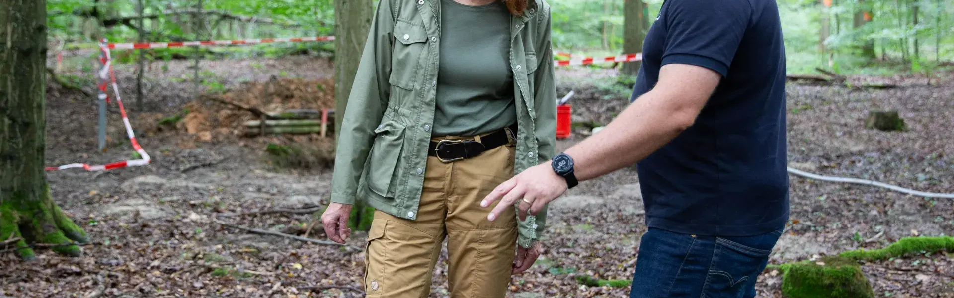 Ministerin Berg bei der Bodenzustandserhebung Wald mit dem LUA im Sommer 2024