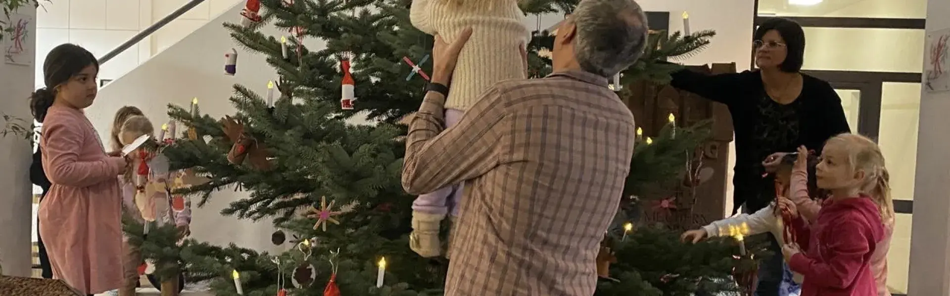 Kinder vor einem Weihnachtbaum