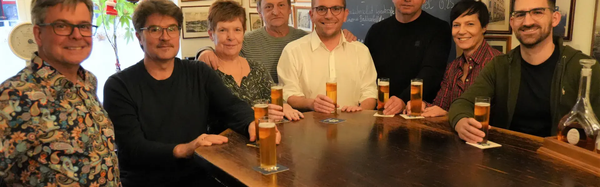 v.l.: Wirtschaftsförderer Thomas Jacob, Beigeordneter Gerald Purucker, die aktuellen Lokalbetreiber Herta und Steffen, Oberbürgermeister Marc Speicher, Hauseigentümer Bayram Kaya sowie Citymanagerin Kirsten Cortez de Lobao und Bürgermeister Carsten Quirin.   