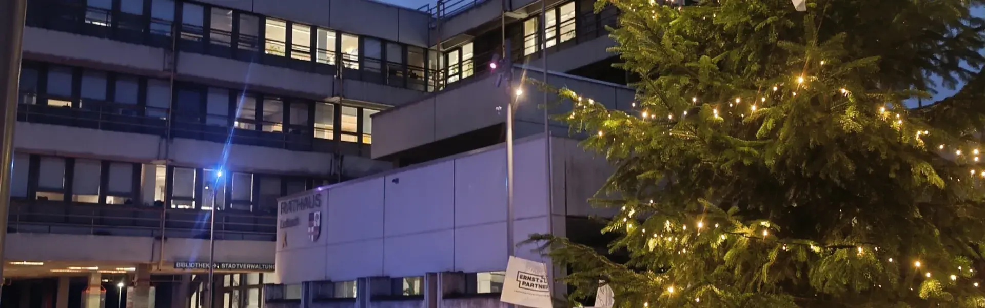 Vorweihnachtlicher Lichterglanz auf der Baustelle am Rathausplatz! 