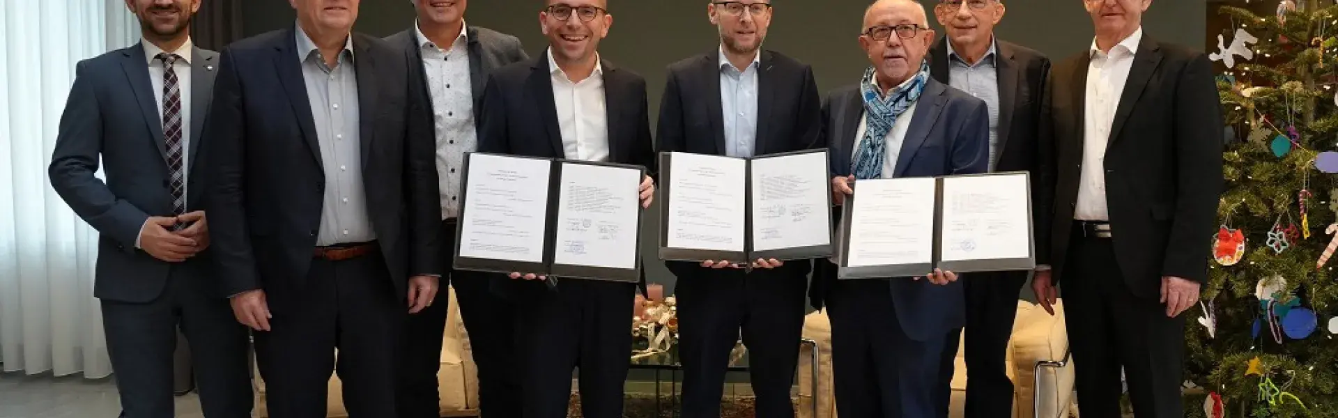 Unterzeichnung eines städtebaulichen Vertrages durch den Saarlouiser Oberbürgermeister Marc Speicher, den Dillinger Bürgermeister Franz-Josef Berg, Stefan Rauber, denVorstandsvorsitzender von Dillinger sowie Dr. Michael Bott von Dillinger