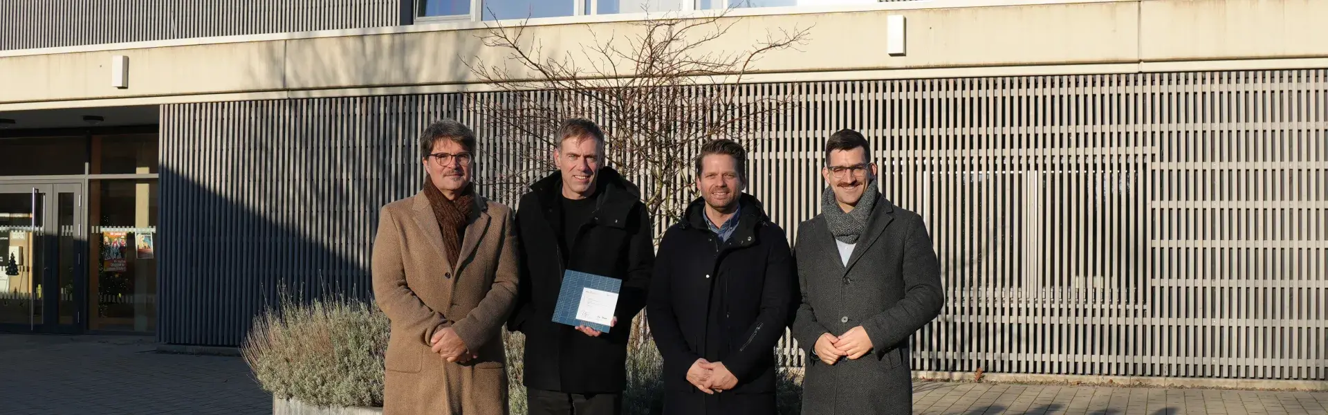 vl.: Beigeordneter Gerald Purucker, Architekt Max Munkel, Alexander Guß (Amtsleiter Amt für Familien, Soziales, Schulen und Sport) und Bürgermeister Carsten Quirin   