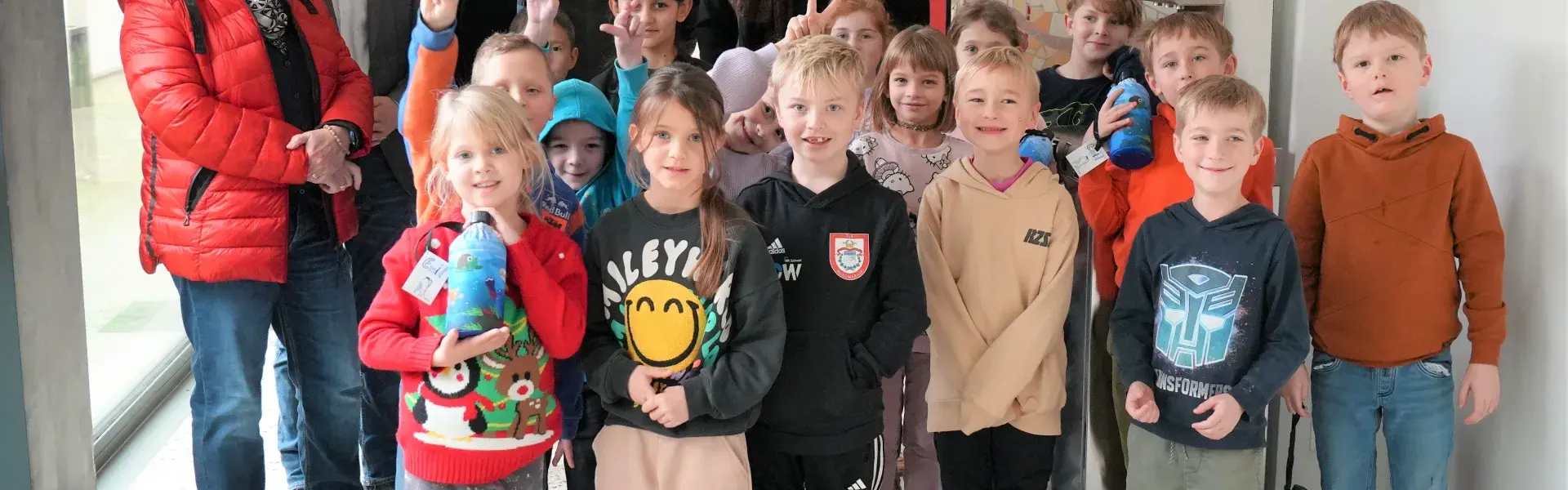 Alle sind happy! Die Kinder der Grund- und Ganztagsschule Vogelsang freuen sich über den Trinkwasserspender. 