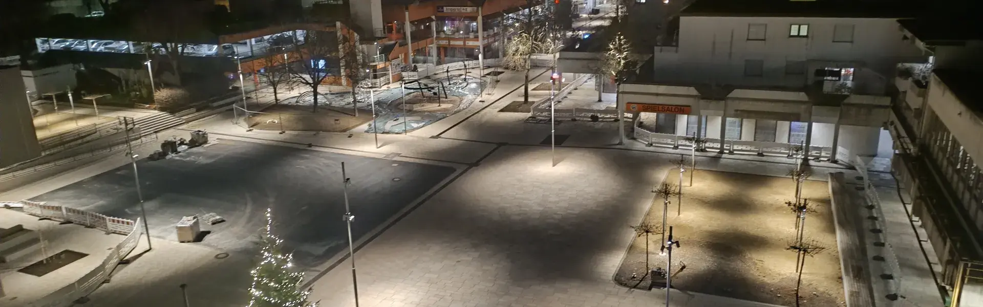 Die Optik des „Rathausplatzes“ knüpft nahtlos an die Gestaltung der „Fußgängerzone“ an. Auch das Lichtkonzept wurde hier fortgesetzt. 