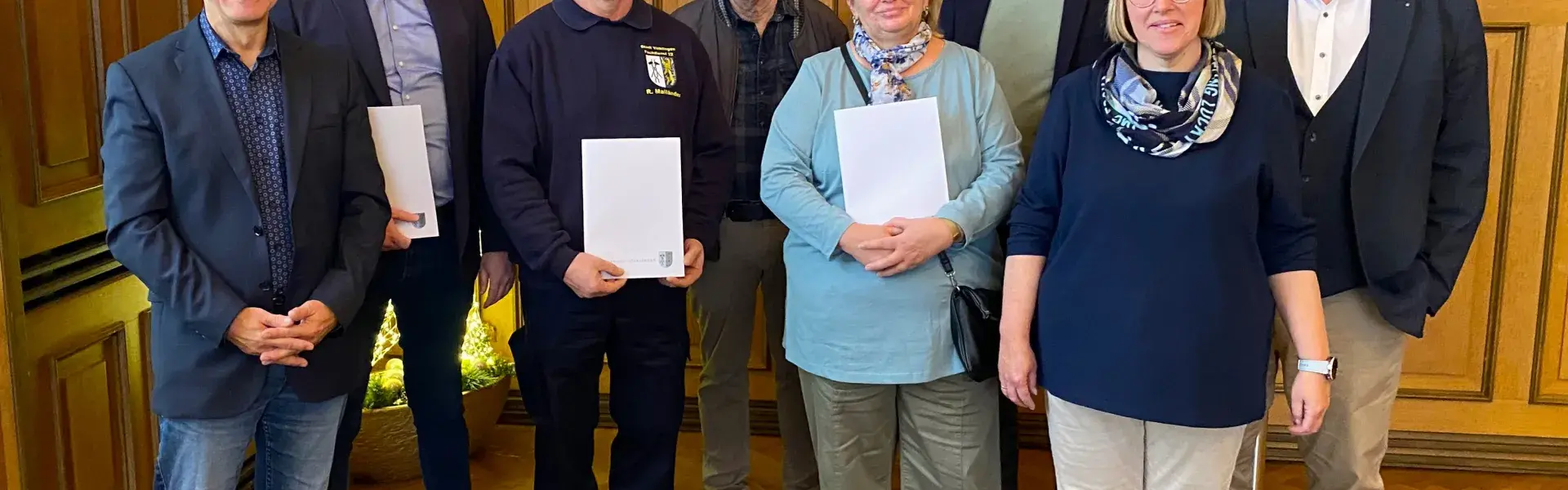 Oberbürgermeister zeichnet langjährige Mitglieder der Völklinger Stadtverwaltung aus