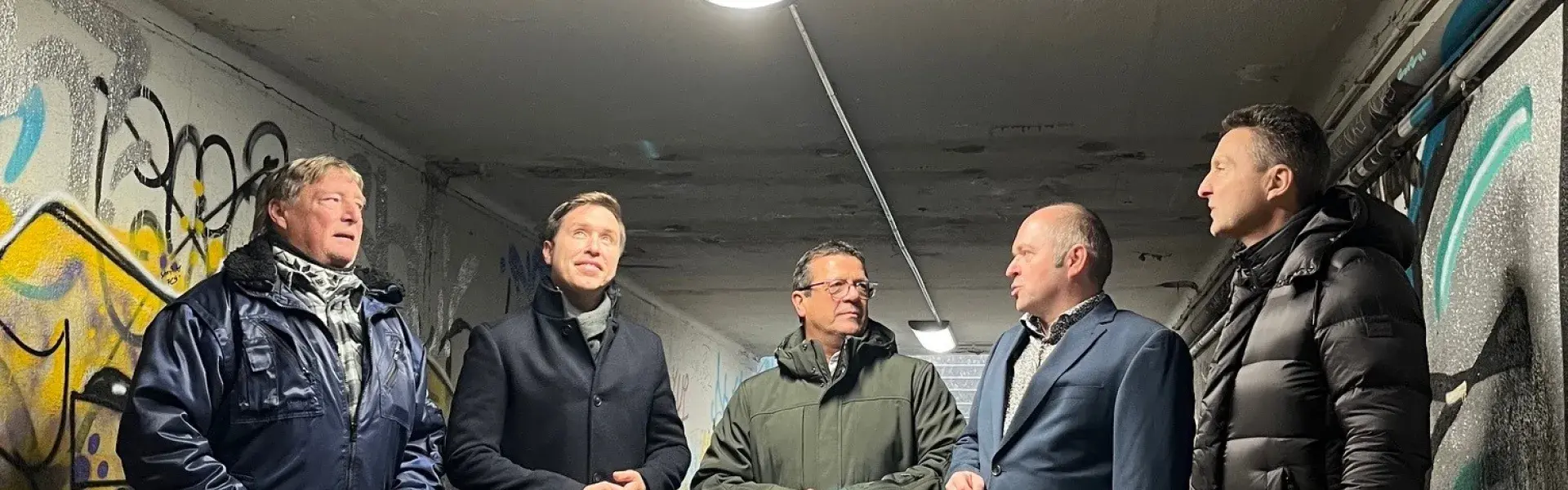 vrnl. Geschäftsführer Jürgen Bach und Reiner Grund (Biosphärenstadtwerke) erläutern die neue Beleuchtung Ortsvorsteher Martin Biedermann, Esra Limbacher MdB und Roland Weber