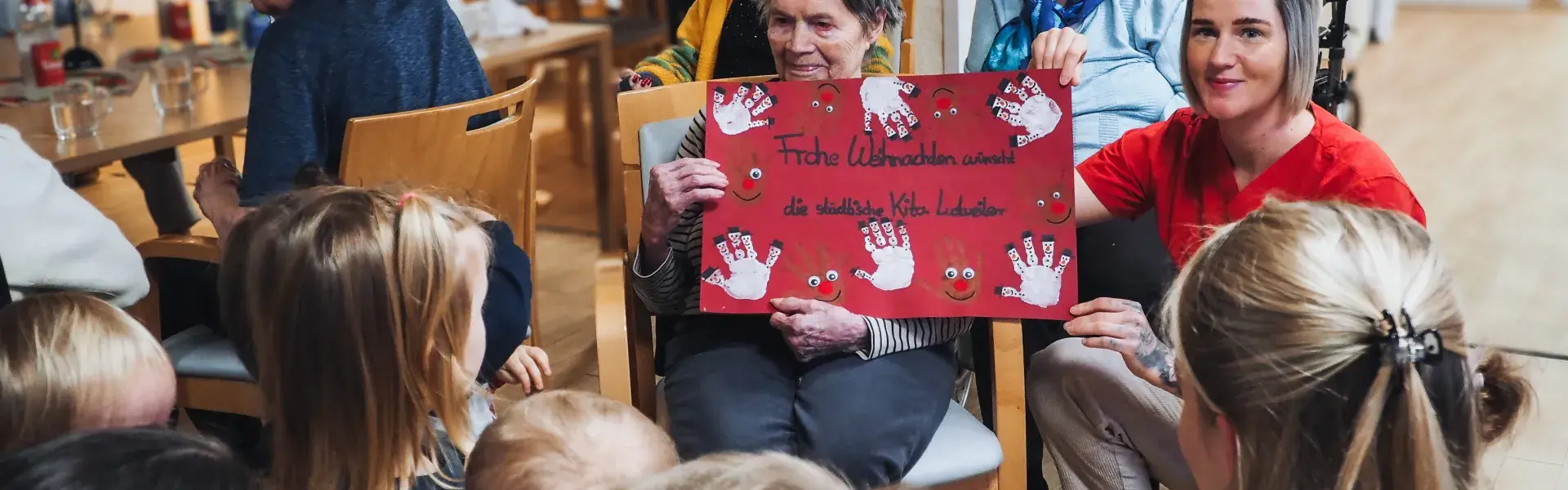 Groß und Klein stimmen sich gemeinsam auf Weihnachten ein
