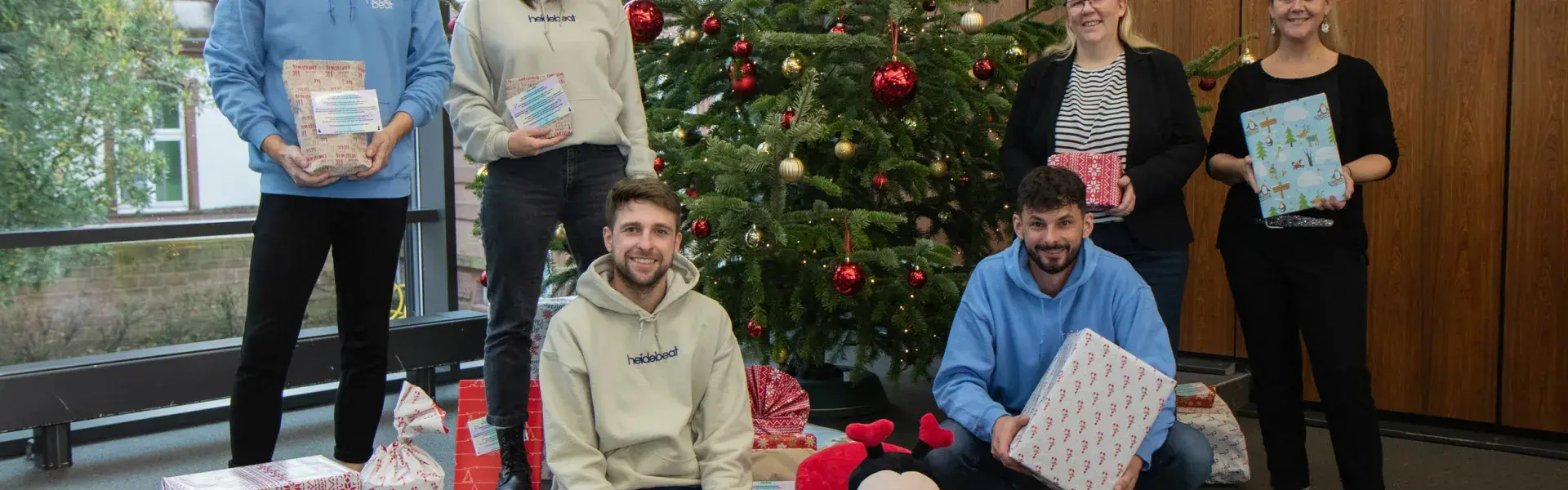 Dr. Sarah Kläs (2. v. r.) und Nina Gläsner (rechts) von den „Frühen Hilfen“ nehmen die Spenden des Vereins „Local Move e.V.“ von dessen 1. Vorsitzendem Patrick Backes (unten links) und seinem Team im Großen Sitzungssaal des Landratsamtes entgegen.