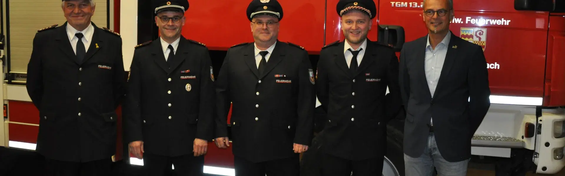 von links: Wehrführer Hans Kartes, Markus Thewes, Jens Breitkopf, Daniel Linnenbach, Bürgermeister Klauspeter Brill.