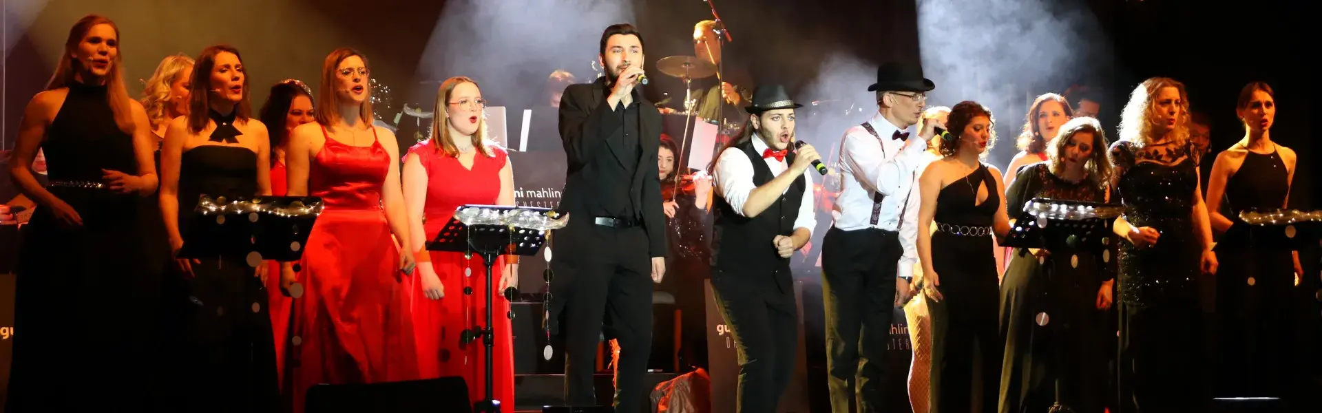 Show-Ensemble im Scheinwerferlicht der Lebacher Stadthalle