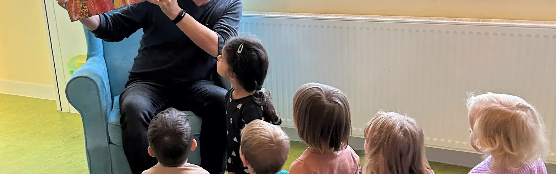 Oberbürgermeister Marc Speicher begeistert Kinder beim Vorlesetag