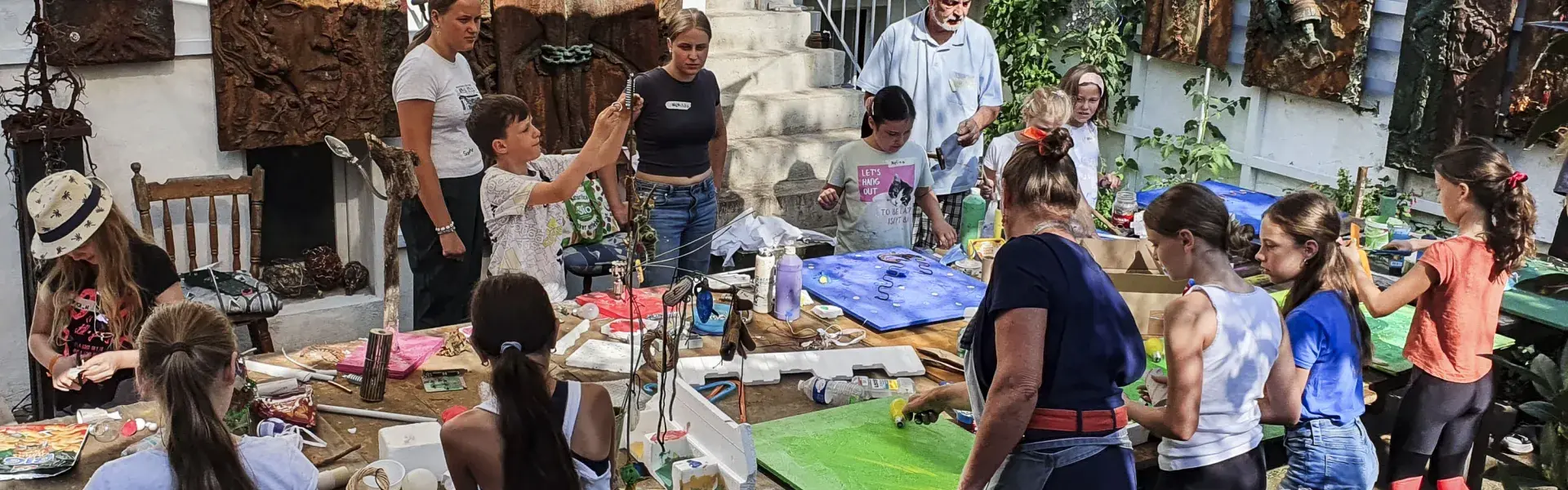 Sommer-Kunstworkshops bei der Arbeit