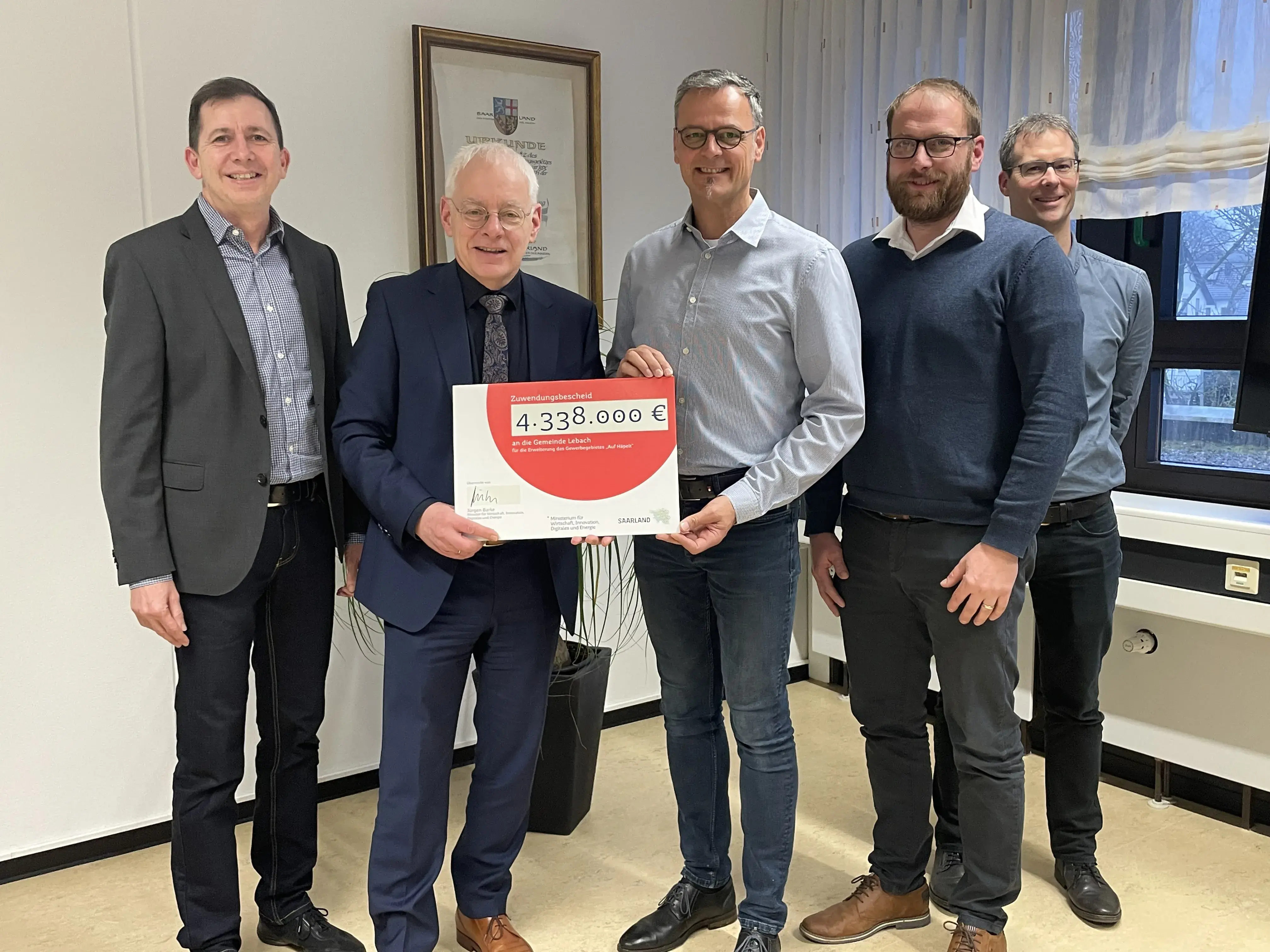 Übergabe Förderbescheid für das Gewerbegebiet „Auf Häpelt“ - &copy; Stadt Lebach
