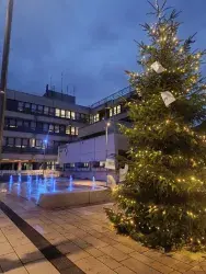 Vorweihnachtlicher Lichterglanz auf der Baustelle am Rathausplatz