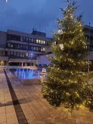 Vorweihnachtlicher Lichterglanz auf der Baustelle am Rathausplatz