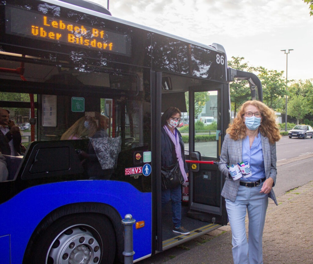 Mobilitätsministerin Petra Berg wirbt für PlusBus und ExpressBus am Dillinger Bahnhof, Foto: Matthias Weber, MUKMAV.